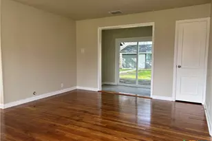 964 E Mountain St, Seguin, TX 78155 - Photo 13