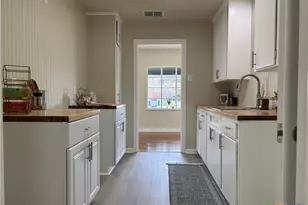 964 E Mountain St, Seguin, TX 78155 - Photo 7