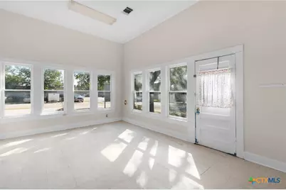 107 W 5th Street, Lampasas, TX 76550 - Photo 15