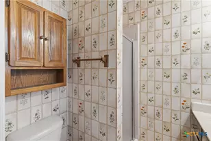 516 N King St, Seguin, TX 78155 - Photo 15