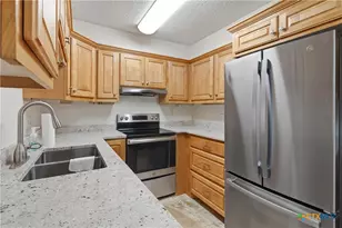 516 N King St, Seguin, TX 78155 - Photo 11