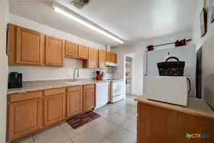 103 Thompson St, Luling, TX 78648 - Photo 7