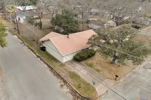 103 Thompson St, Luling, TX 78648 - Photo 23