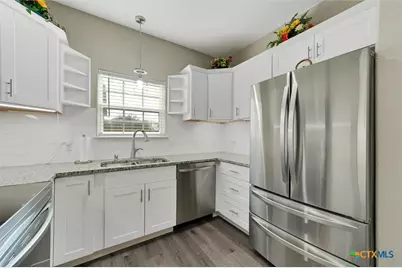 320 Holly Avenue, Luling, TX 78648 - Photo 9