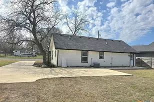 1005 Bridge St, Lampasas, TX 76550 - Photo 3