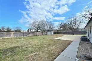 1005 Bridge St, Lampasas, TX 76550 - Photo 5