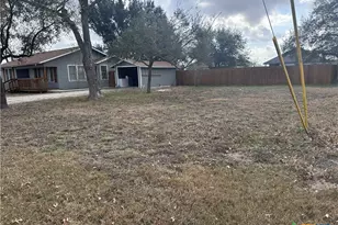 105 E Huebinger St, Marion, TX 78124 - Photo 11