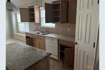 111 Village Green, Victoria, TX 77904 - Photo 7