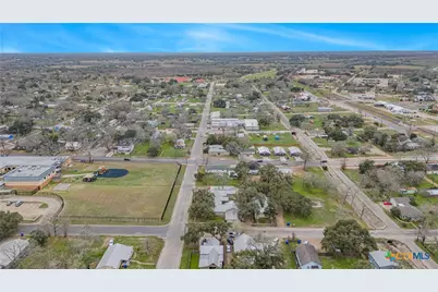 212 E Morris Street, Yoakum, TX 77995 - Photo 3