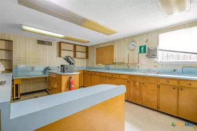 212 E Morris Street, Yoakum, TX 77995 - Photo 21