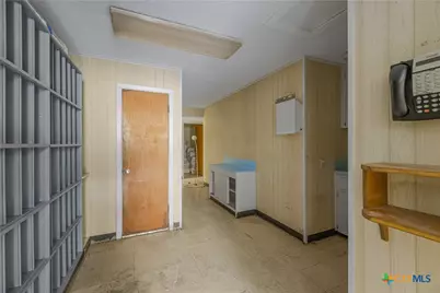 212 E Morris Street, Yoakum, TX 77995 - Photo 7