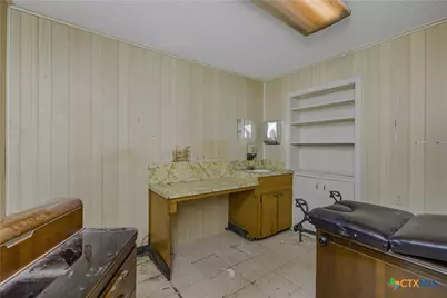 212 E Morris Street, Yoakum, TX 77995 - Photo 11