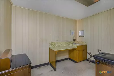 212 E Morris Street, Yoakum, TX 77995 - Photo 29