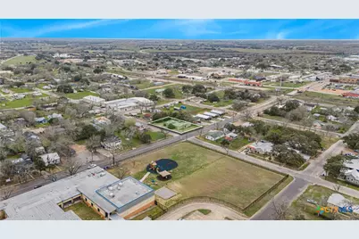 212 E Morris Street, Yoakum, TX 77995 - Photo 43