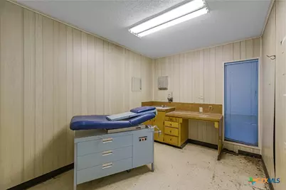 212 E Morris Street, Yoakum, TX 77995 - Photo 9