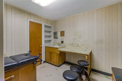 212 E Morris Street, Yoakum, TX 77995 - Photo 25