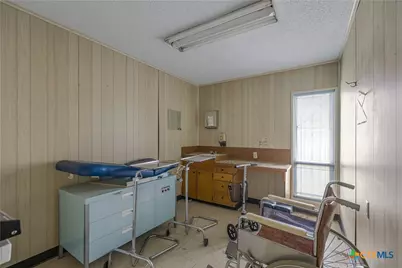 212 E Morris Street, Yoakum, TX 77995 - Photo 17