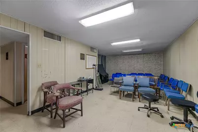 212 E Morris Street, Yoakum, TX 77995 - Photo 5