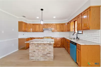 303 Turner Street, Yoakum, TX 77995 - Photo 7