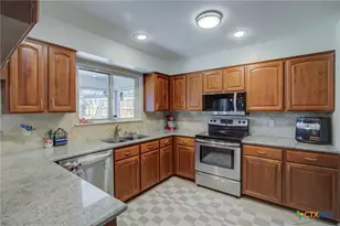 409 Oakwood Blvd, New Braunfels, TX 78130 - Photo 9