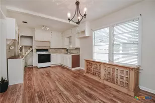 904 E Mistletoe Ave, Victoria, TX 77901 - Photo 9