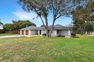 384 Hunters Creek Dr, New Braunfels, TX 78132 - Photo 3