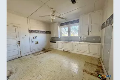 1202 Bridge Street, Lampasas, TX 76550 - Photo 5