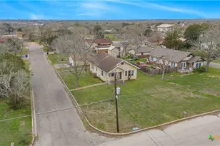 902 Hopkins St, Yoakum, TX 77995 - Photo 1