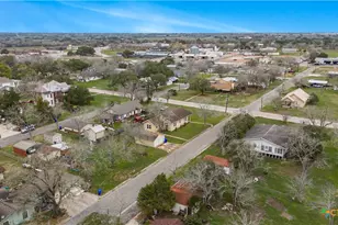 902 Hopkins St, Yoakum, TX 77995 - Photo 19