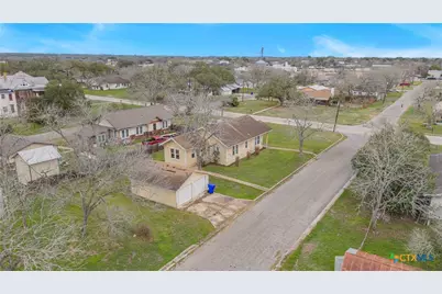 902 Hopkins Street, Yoakum, TX 77995 - Photo 17