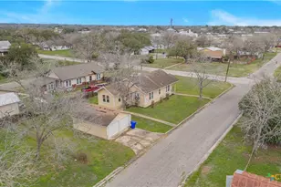 902 Hopkins St, Yoakum, TX 77995 - Photo 17
