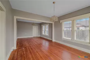 902 Hopkins St, Yoakum, TX 77995 - Photo 7