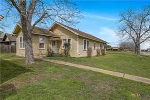 902 Hopkins St, Yoakum, TX 77995 - Photo 5