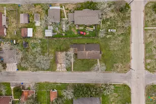 902 Hopkins St, Yoakum, TX 77995 - Photo 29