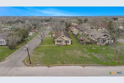 902 Hopkins Street, Yoakum, TX 77995 - Photo 23