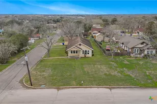 902 Hopkins St, Yoakum, TX 77995 - Photo 23