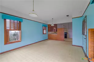 902 Hopkins St, Yoakum, TX 77995 - Photo 11