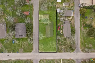 902 Hopkins St, Yoakum, TX 77995 - Photo 27