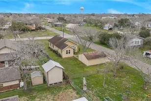 902 Hopkins St, Yoakum, TX 77995 - Photo 25