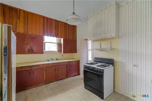 902 Hopkins St, Yoakum, TX 77995 - Photo 9