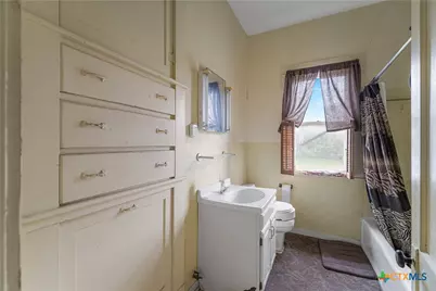 902 Hopkins Street, Yoakum, TX 77995 - Photo 15