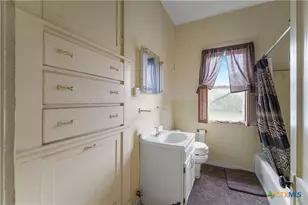 902 Hopkins St, Yoakum, TX 77995 - Photo 15