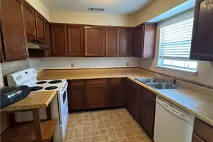 205 Wingate, Seguin, TX 78155 - Photo 3