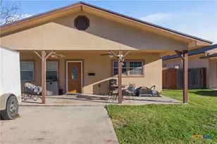 1058 E Weinert St, Seguin, TX 78155 - Photo 1