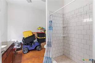 1058 E Weinert St, Seguin, TX 78155 - Photo 5