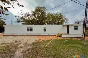 305 W Bryant St, Elm Mott, TX 76640 - Photo 17