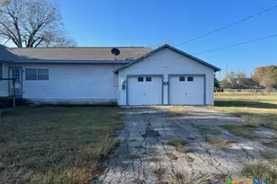 904 Edgar St, Yoakum, TX 77995 - Photo 3