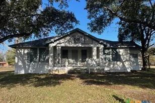 904 Edgar St, Yoakum, TX 77995 - Photo 1