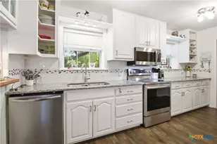 1354 Dawnridge Dr, Canyon Lake, TX 78133 - Photo 7