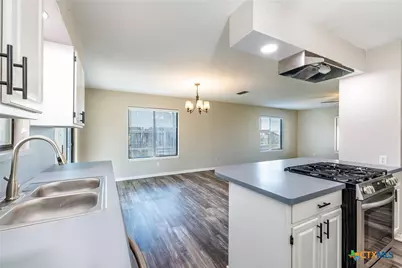 218 W 6th Street, Shiner, TX 77984 - Photo 9